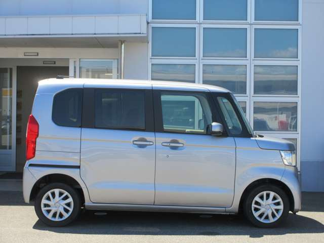 【こだわりの仕上げ】当店の展示車両は全てプロのクリーニング専門スタッフの手で、気持ちよくお乗りいただけるように仕上げております。細部までこだわって仕上げた展示車両をぜひご覧ください。