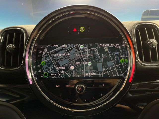 ●純正HDDナビ:一体感のあるナビは、高級感ある車内を演出してくれます。Bluetooth再生などオーディオ機能も充実しておりますので、運転もより楽しめます♪