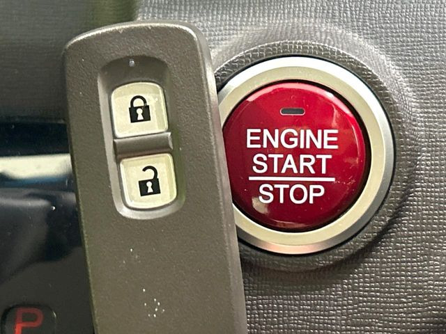 �yHonda�X�}�[�g�L�[�z�J�o����|�P�b�g�ɓ��ꂽ�܂܂ł��h�A�̎{���E�������\�ȃX�}�[�g�L�[�𑕔��B�G���W���̃I���E�I�t�����J�M�����o���K�v����������Ƃ��Ă��֗��ł���