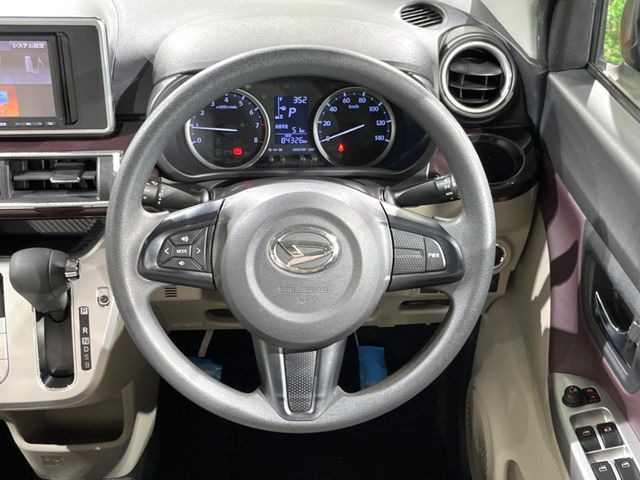 �C���e���A�ɍ��킹���f�U�C���̃X�e�A�����O�́A�^�]�������̂��Ƃ��l���A�^�]���₷���`��A�傫���ł��B�����x�A���ۂɐG���Ă��m���߂��������B