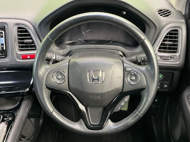 インテリアに合わせたデザインのステアリングは、運転される方のことも考え、運転しやすい形状、大きさです。是非一度、実際に触ってお確かめください。