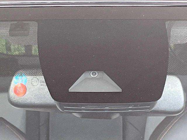 【トヨタセーフティセンス】走行中に前方の車両等を認識し、衝突しそうな時は警報とブレーキで衝突回避と被害軽減をアシスト。より安全にドライブをお楽しみいただけます。