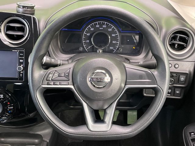 �C���e���A�ɍ��킹���f�U�C���̃X�e�A�����O�́A�^�]�������̂��Ƃ��l���A�^�]���₷���`��A�傫���ł��B�����x�A���ۂɐG���Ă��m���߂��������B