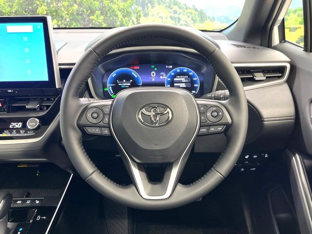 �C���e���A�ɍ��킹���f�U�C���̃X�e�A�����O�́A�^�]�������̂��Ƃ��l���A�^�]���₷���`��A�傫���ł��B�����x�A���ۂɐG���Ă��m���߂��������B