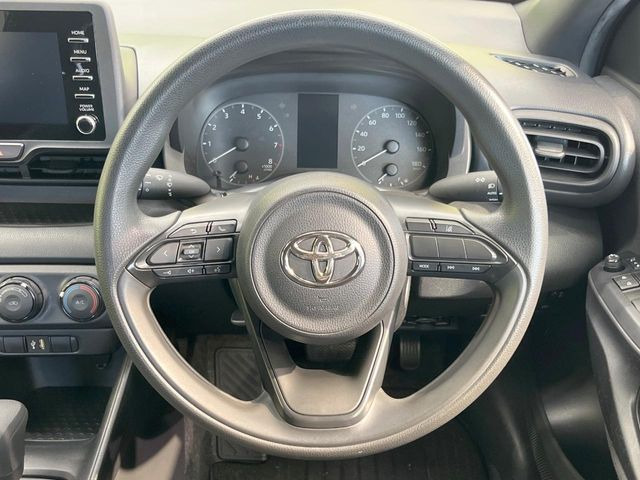 �C���e���A�ɍ��킹���f�U�C���̃X�e�A�����O�́A�^�]�������̂��Ƃ��l���A�^�]���₷���`��A�傫���ł��B�����x�A���ۂɐG���Ă��m���߂��������B