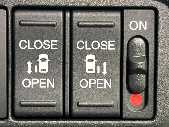 【両側パワースライドドア】スマートキーや運転席のスイッチで後席両側スライドドアの開閉が可能♪電動だから力を入れてドアを開ける必要が無く、小さなお子様でも簡単に開け閉めでき快適です♪