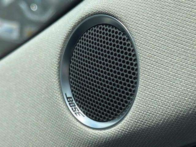【BOSEサウンドシステム】メーカーオプションの高品位サウンドシステムを搭載。専用のチューニングが施された大小様々なスピーカーから良質なサウンドが奏でられ、臨場感あふれる音響空間を演出します。
