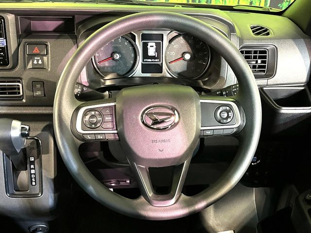 �C���e���A�ɍ��킹���f�U�C���̃X�e�A�����O�́A�^�]�������̂��Ƃ��l���A�^�]���₷���`��A�傫���ł��B�����x�A���ۂɐG���Ă��m���߂��������B