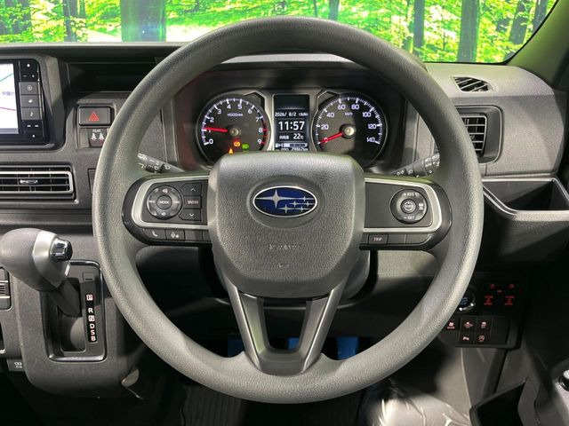 �C���e���A�ɍ��킹���f�U�C���̃X�e�A�����O�́A�^�]�������̂��Ƃ��l���A�^�]���₷���`��A�傫���ł��B�����x�A���ۂɐG���Ă��m���߂��������B