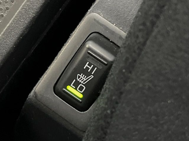 【シートヒーター】寒い日に重宝するシートヒーター!エアコンより早く温まってくれるので寒がりの人も安心ですね♪エアコンの温風は乾燥するから苦手、という方にもをおすすめです。