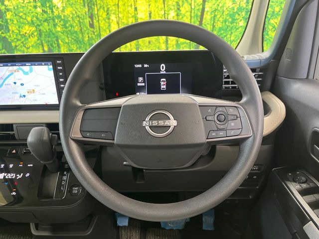 �C���e���A�ɍ��킹���f�U�C���̃X�e�A�����O�́A�^�]�������̂��Ƃ��l���A�^�]���₷���`��A�傫���ł��B�����x�A���ۂɐG���Ă��m���߂��������B