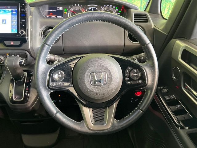 【純正革巻きステアリング】上質な革を使用することで、手にしっかり馴染みとても運転しやすいハンドルです♪