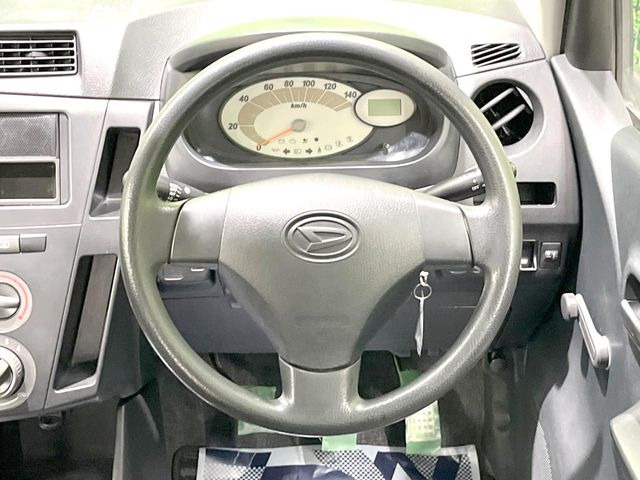 �C���e���A�ɍ��킹���f�U�C���̃X�e�A�����O�́A�^�]�������̂��Ƃ��l���A�^�]���₷���`��A�傫���ł��B�����x�A���ۂɐG���Ă��m���߂��������B