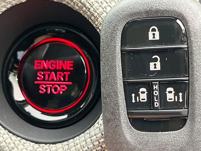 【Hondaスマートキー】カバンやポケットに入れたままでもドアの施錠・解錠が可能なスマートキーを装備。エンジンのオン・オフ時もカギを取り出す必要が無いからとっても便利です♪