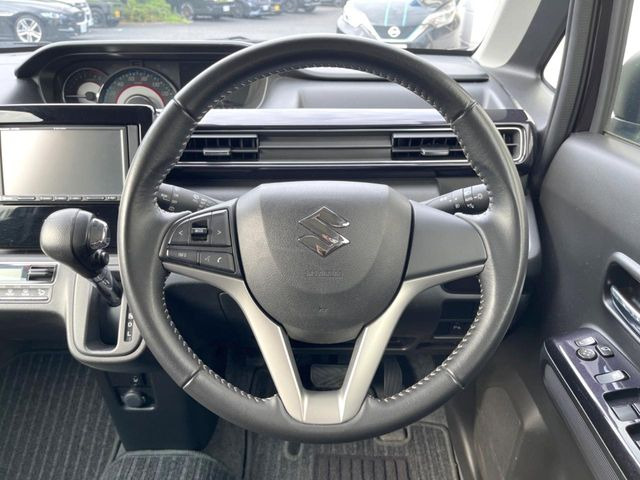 �C���e���A�ɍ��킹���f�U�C���̃X�e�A�����O�́A�^�]�������̂��Ƃ��l���A�^�]���₷���`��A�傫���ł��B�����x�A���ۂɐG���Ă��m���߂��������B