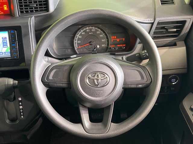 �C���e���A�ɍ��킹���f�U�C���̃X�e�A�����O�́A�^�]�������̂��Ƃ��l���A�^�]���₷���`��A�傫���ł��B�����x�A���ۂɐG���Ă��m���߂��������B
