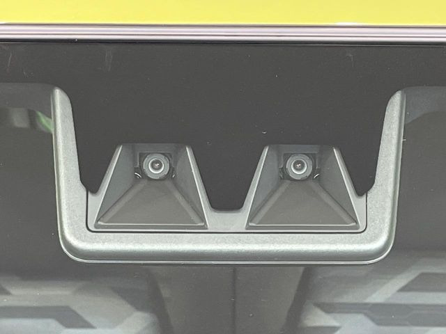 【スマートアシスト】走行中に前方の車両等を認識し、衝突しそうな時は警報とブレーキで衝突回避と被害軽減をアシスト。より安全にドライブをお楽しみいただけます。
