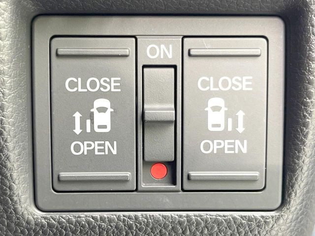 【両側パワースライドドア】スマートキーや運転席のスイッチで後席両側スライドドアの開閉が可能♪電動だから力を入れてドアを開ける必要が無く、小さなお子様でも簡単に開け閉めでき快適です♪