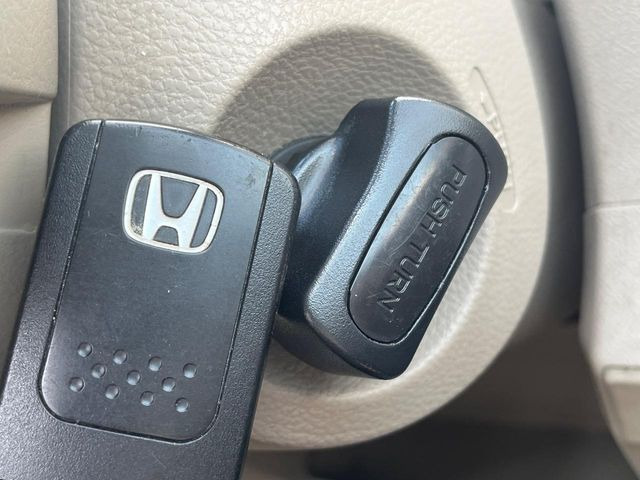 �yHonda�X�}�[�g�L�[�z�J�o����|�P�b�g�ɓ��ꂽ�܂܂ł��h�A�̎{���E�������\�ȃX�}�[�g�L�[�𑕔��B�G���W���̃I���E�I�t�����J�M�����o���K�v����������Ƃ��Ă��֗��ł���