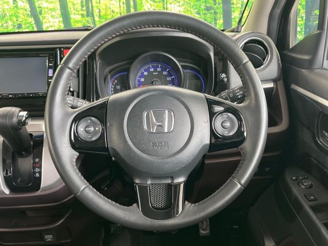 【純正革巻きステアリング】上質な革を使用することで、手にしっかり馴染みとても運転しやすいハンドルです♪