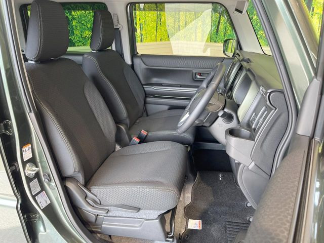 運転席まわりには十分なスペースがあり、大柄な方でもゆったり運転していただける環境です。