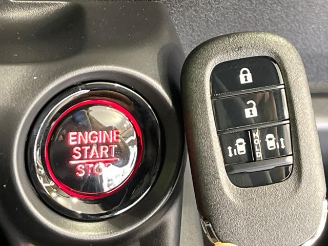 �yHonda�X�}�[�g�L�[�z�J�o����|�P�b�g�ɓ��ꂽ�܂܂ł��h�A�̎{���E�������\�ȃX�}�[�g�L�[�𑕔��B�G���W���̃I���E�I�t�����J�M�����o���K�v����������Ƃ��Ă��֗��ł���