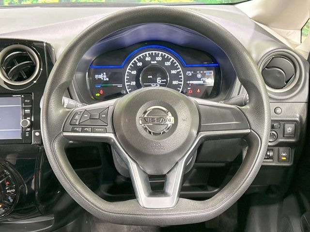 �C���e���A�ɍ��킹���f�U�C���̃X�e�A�����O�́A�^�]�������̂��Ƃ��l���A�^�]���₷���`��A�傫���ł��B�����x�A���ۂɐG���Ă��m���߂��������B
