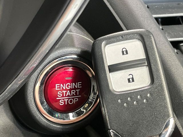 �yHonda�X�}�[�g�L�[�z�J�o����|�P�b�g�ɓ��ꂽ�܂܂ł��h�A�̎{���E�������\�ȃX�}�[�g�L�[�𑕔��B�G���W���̃I���E�I�t�����J�M�����o���K�v����������Ƃ��Ă��֗��ł���