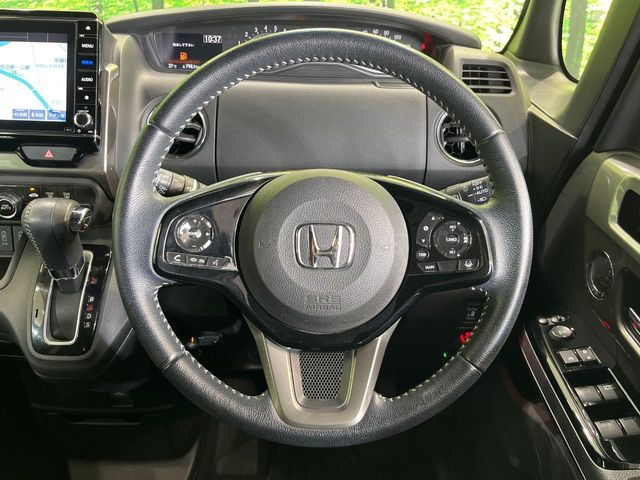 【純正革巻きステアリング】上質な革を使用することで、手にしっかり馴染みとても運転しやすいハンドルです♪