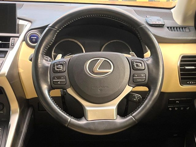 �C���e���A�ɍ��킹���f�U�C���̃X�e�A�����O�́A�^�]�������̂��Ƃ��l���A�^�]���₷���`��A�傫���ł��B�����x�A���ۂɐG���Ă��m���߂��������B