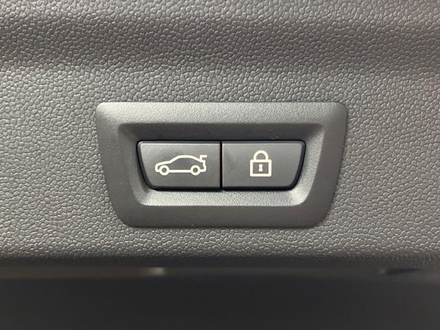 ●電動リアゲート:ワンタッチでリアゲートの開閉ができ、荷物などで両手が塞がっている状態でも簡単に開閉ができる便利機能です。