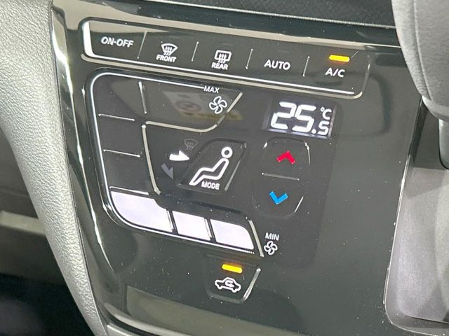【オートエアコン】一度お好みの温度に設定すれば、車内の温度を検知し風量や温度を自動で調整。暑い&hellip;寒い&hellip;と何度もスイッチ操作をする必要はありません。快適な車内空間には必須の機能ですね♪