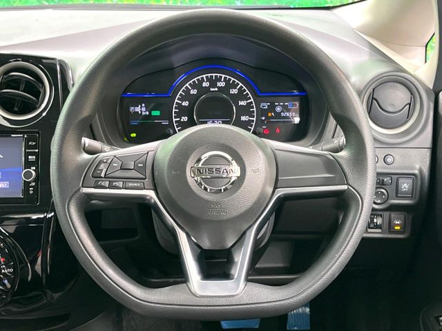 �C���e���A�ɍ��킹���f�U�C���̃X�e�A�����O�́A�^�]�������̂��Ƃ��l���A�^�]���₷���`��A�傫���ł��B�����x�A���ۂɐG���Ă��m���߂��������B