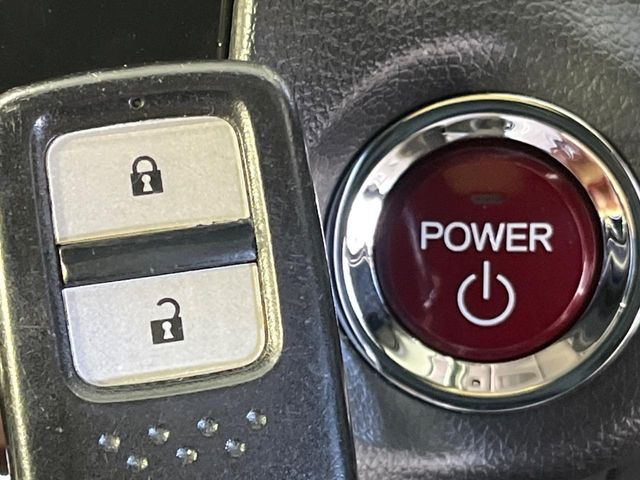 �yHonda�X�}�[�g�L�[�z�J�o����|�P�b�g�ɓ��ꂽ�܂܂ł��h�A�̎{���E�������\�ȃX�}�[�g�L�[�𑕔��B�G���W���̃I���E�I�t�����J�M�����o���K�v����������Ƃ��Ă��֗��ł���
