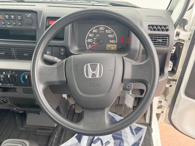 �C���e���A�ɍ��킹���f�U�C���̃X�e�A�����O�́A�^�]�������̂��Ƃ��l���A�^�]���₷���`��A�傫���ł��B�����x�A���ۂɐG���Ă��m���߂��������B