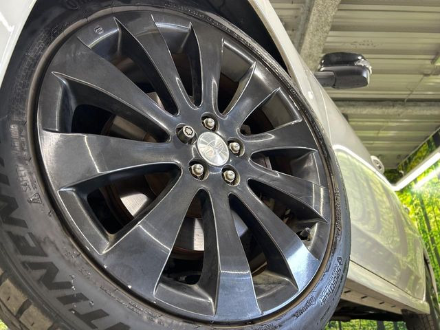 �y����18�C���`�A���~�z�C�[���z�O�ςɃ}�b�`���������A���~�z�C�[���𑕒����Ă���܂��B�e��ЊO�A���~�z�C�[����A�X�^�b�h���X�^�C�����戵�����Ă���܂��B���񂲑��k����������