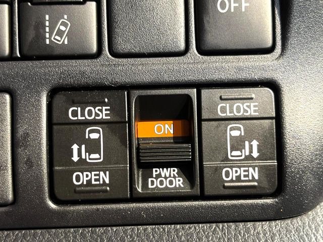 【両側パワースライドドア】スマートキーや運転席のスイッチで後席両側スライドドアの開閉が可能♪電動だから力を入れてドアを開ける必要が無く、小さなお子様でも簡単に開け閉めでき快適です♪
