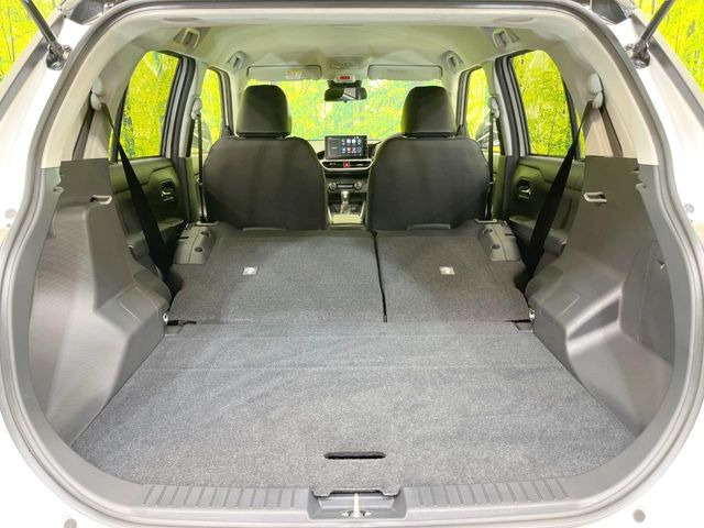 積み下ろしのしやすいデッキにはたっぷりと荷物を積み込んでいただけます。遊びから仕事まで、様々なシーンで頼れます♪