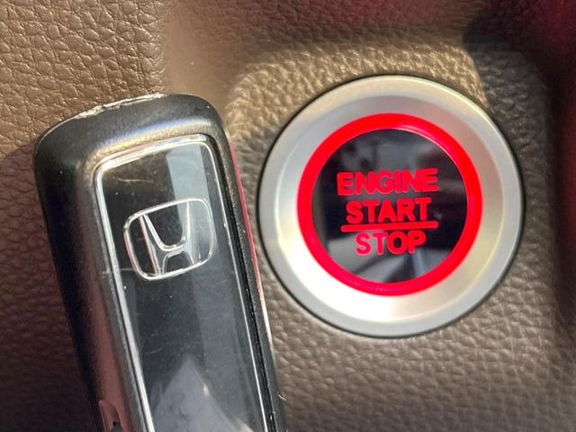 �yHonda�X�}�[�g�L�[�z�J�o����|�P�b�g�ɓ��ꂽ�܂܂ł��h�A�̎{���E�������\�ȃX�}�[�g�L�[�𑕔��B�G���W���̃I���E�I�t�����J�M�����o���K�v����������Ƃ��Ă��֗��ł���