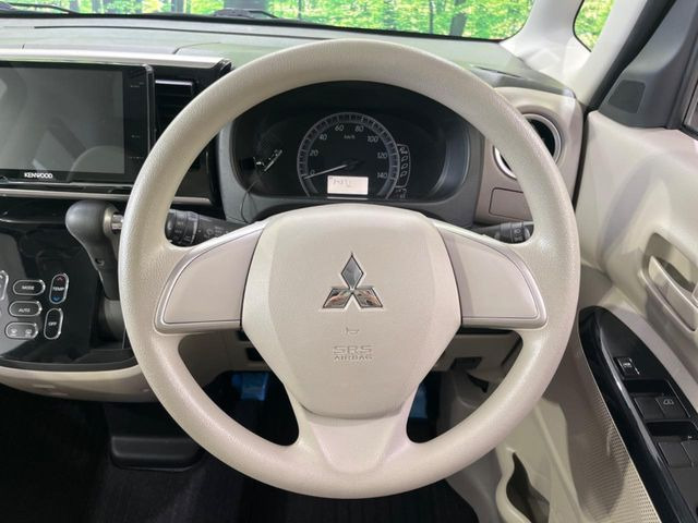 �C���e���A�ɍ��킹���f�U�C���̃X�e�A�����O�́A�^�]�������̂��Ƃ��l���A�^�]���₷���`��A�傫���ł��B�����x�A���ۂɐG���Ă��m���߂��������B