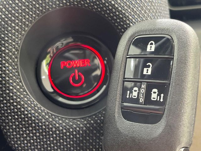 �yHonda�X�}�[�g�L�[�z�J�o����|�P�b�g�ɓ��ꂽ�܂܂ł��h�A�̎{���E�������\�ȃX�}�[�g�L�[�𑕔��B�G���W���̃I���E�I�t�����J�M�����o���K�v����������Ƃ��Ă��֗��ł���