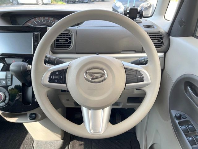 �C���e���A�ɍ��킹���f�U�C���̃X�e�A�����O�́A�^�]�������̂��Ƃ��l���A�^�]���₷���`��A�傫���ł��B�����x�A���ۂɐG���Ă��m���߂��������B