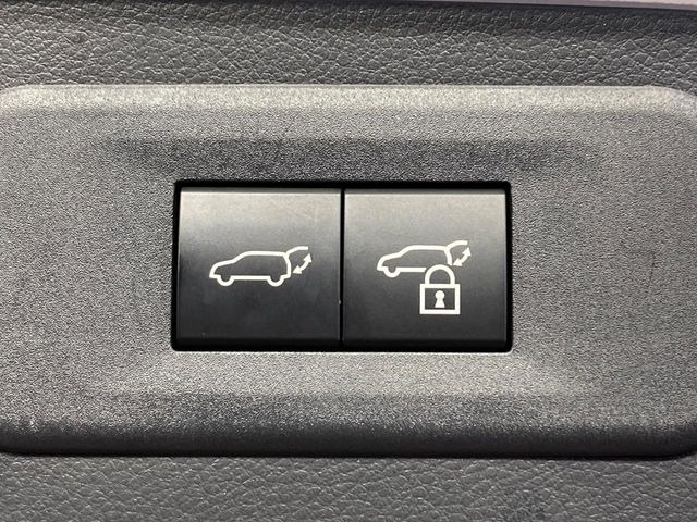 【パワーバックドア】スマートキーや運転席のボタンを押すだけでリアゲートが自動で開閉します!荷物を持っている時や、高い位置にあるバックドアを閉める際に便利な機能です♪