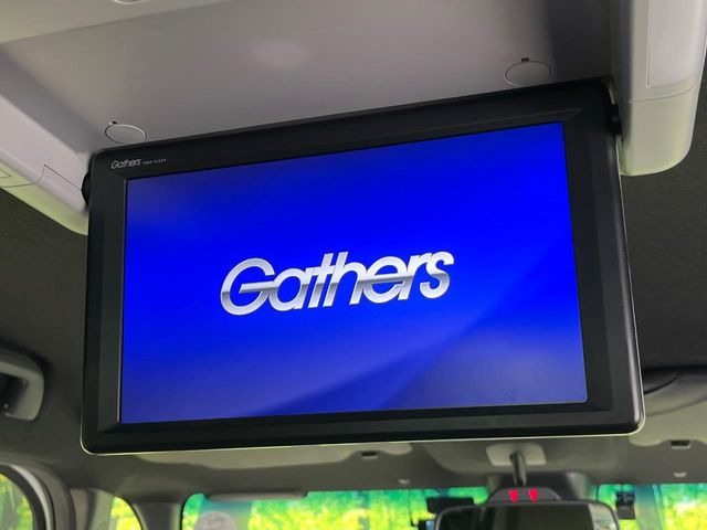 【フリップダウンモニター】大画面モニターで後席でもエンタメをお楽しみいただけます。小さなお子様にも大人気の装備です♪