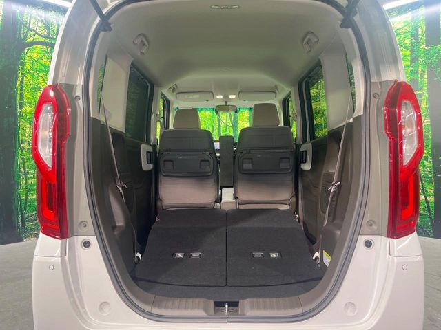 普段のお買い物や通勤、送迎等に十分な荷室スペースを確保しております。セカンドシートを倒すと、大きな荷物の積載も可能です♪