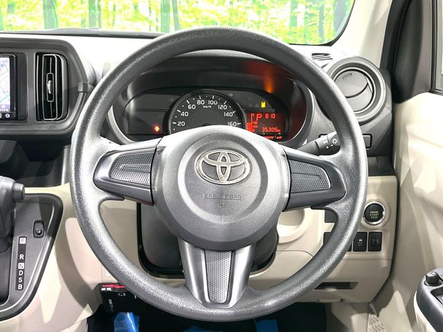 �C���e���A�ɍ��킹���f�U�C���̃X�e�A�����O�́A�^�]�������̂��Ƃ��l���A�^�]���₷���`��A�傫���ł��B�����x�A���ۂɐG���Ă��m���߂��������B