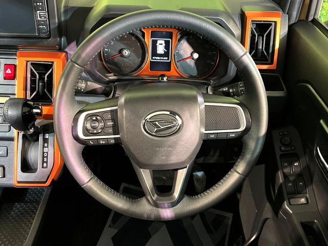 �C���e���A�ɍ��킹���f�U�C���̃X�e�A�����O�́A�^�]�������̂��Ƃ��l���A�^�]���₷���`��A�傫���ł��B�����x�A���ۂɐG���Ă��m���߂��������B