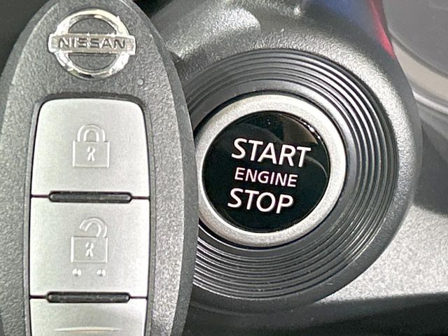 【インテリジェントキー】カバンやポケットに入れたままでもドアの施錠・解錠が可能なスマートキーを装備。エンジンのオン・オフ時もカギを取り出す必要が無いからとっても便利です♪