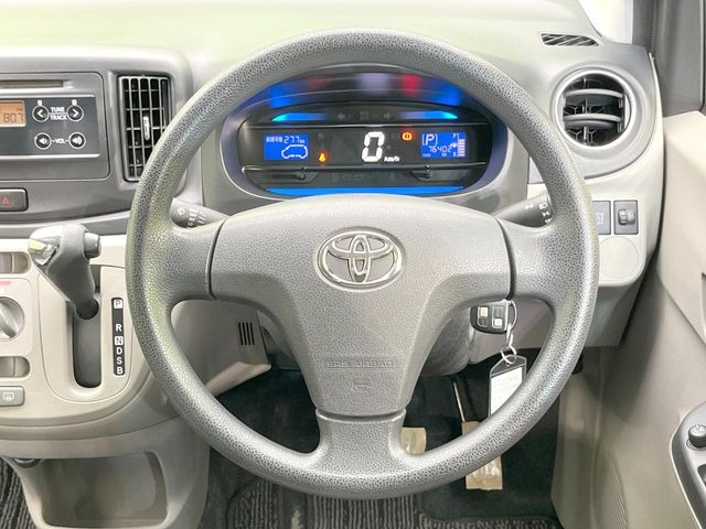�C���e���A�ɍ��킹���f�U�C���̃X�e�A�����O�́A�^�]�������̂��Ƃ��l���A�^�]���₷���`��A�傫���ł��B�����x�A���ۂɐG���Ă��m���߂��������B