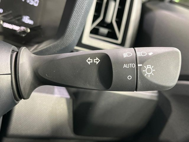 【オートライト】周りの明るさに応じて自動でヘッドライトの点灯・消灯ができる機能です!ライトの付け忘れ・消し忘れなどが無くなり、雨の日や夕方の走行も安心!トンネル通過時も便利ですね♪